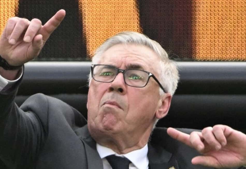Carlo Ancelotti gesticula à beira do campo no jogo entre Brasil e Noruega na Copa do Mundo