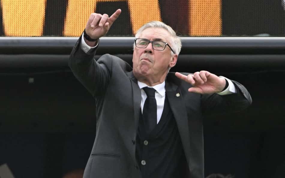 Carlo Ancelotti gesticula à beira do campo no jogo entre Brasil e Noruega na Copa do Mundo