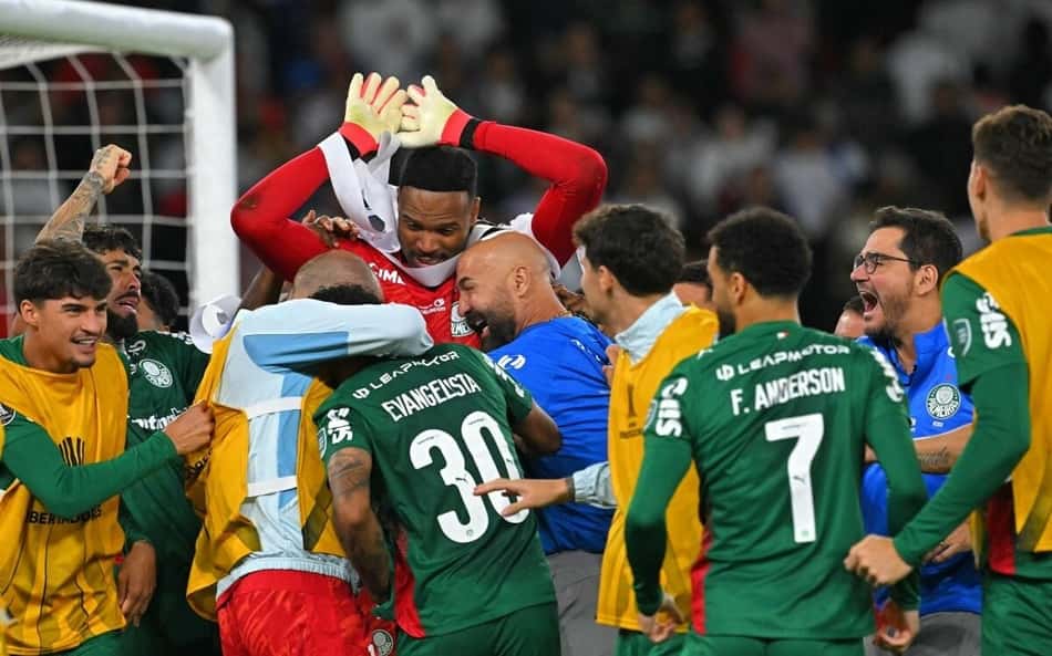 Jogadores do Palmeiras comemorando abraçados