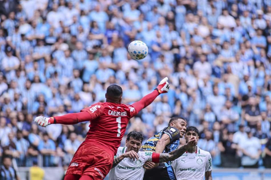 Carlos Miguel em ação durante Grêmio x Palmeiras pelo Brasileirão