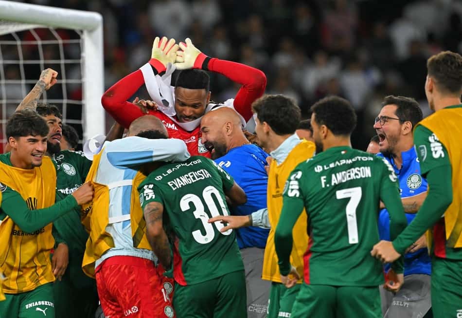 Jogadores do Palmeiras comemorando abraçados