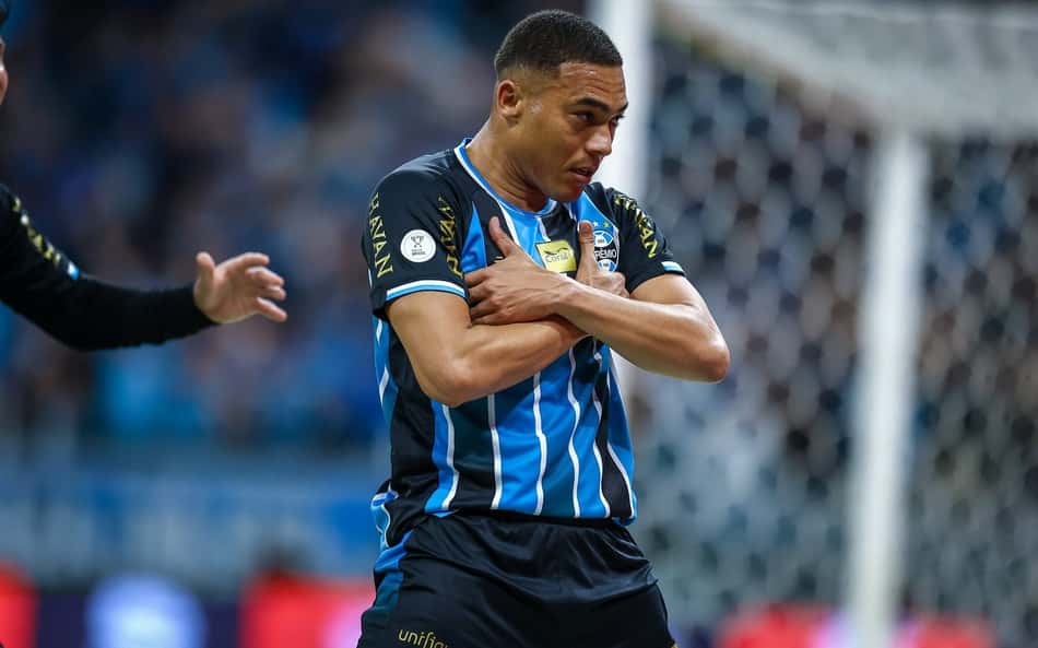 Comemoração de Carlos Vinícius em Grêmio e Internacional, pela Copa do Brasil