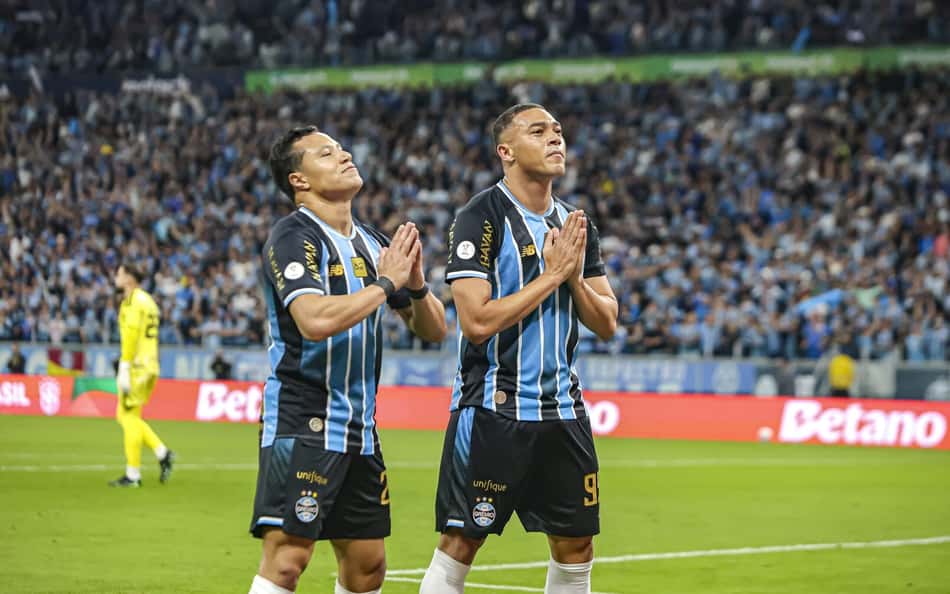 Carlos Vinicius marcou dois gols na classificação do Grêmio, na Copa do Brasil