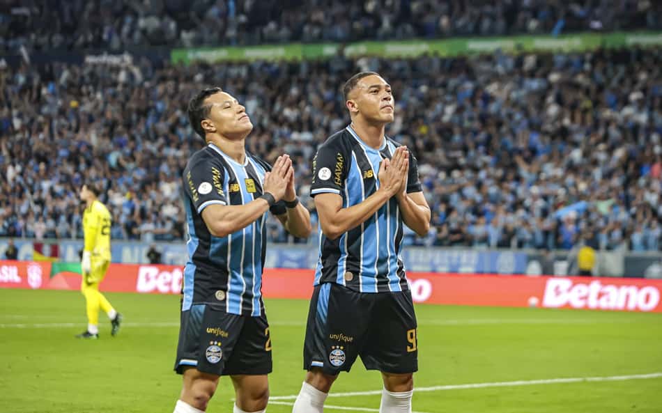 Carlos Vinicius marcou dois gols na classificação do Grêmio, na Copa do Brasil