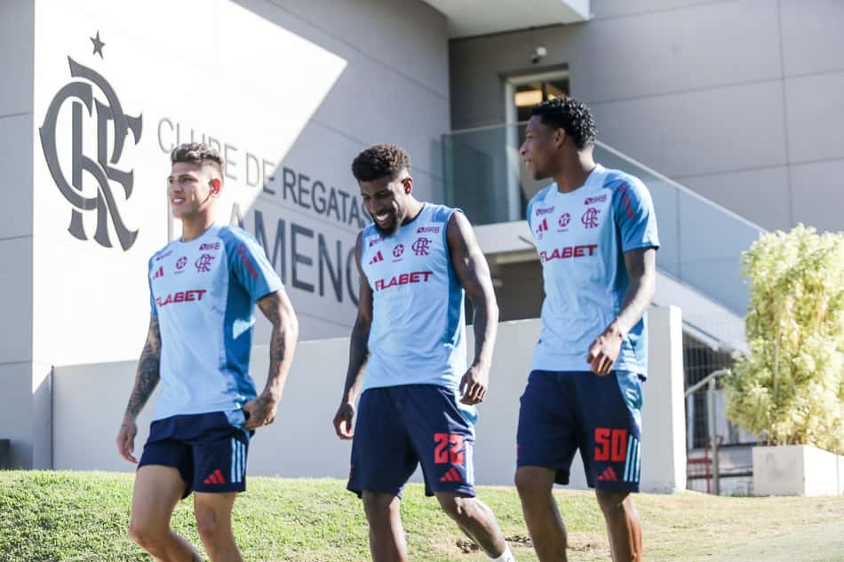 Carrascal, Emerson Royal e Plata em treino do Flamengo