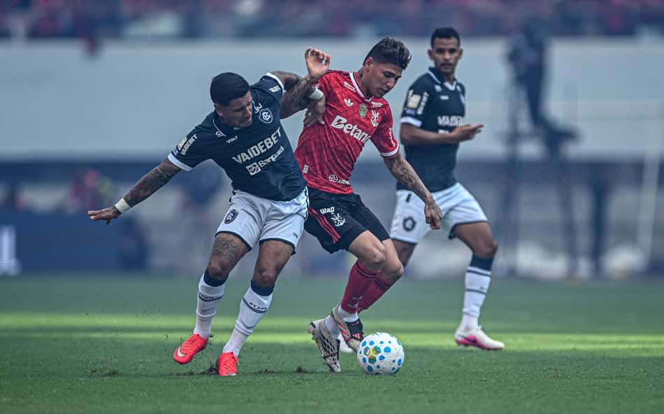 Carracal protege a bola para evitar marcação do Remo no jogo do Brasileirão