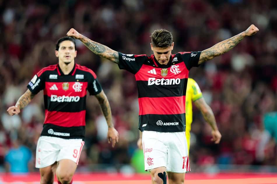 Carrascal comemorando gol em Flamengo e Mirassol, pelo Campeonato Brasileiro