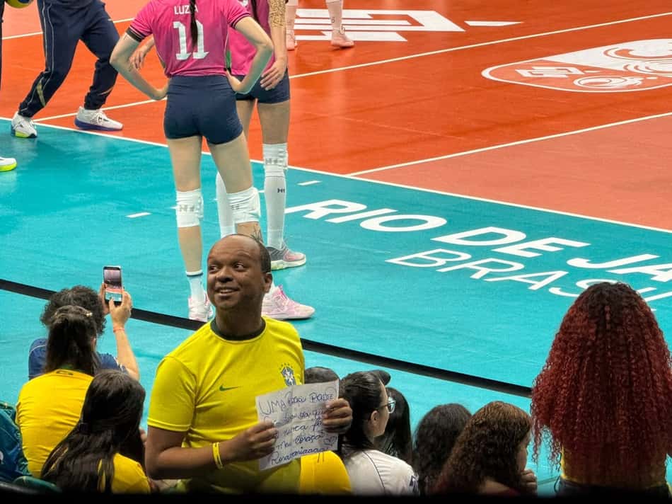 Cartaz em apoio à Rosamaria, fora do jogo por lesão (Foto: Andressa Simões/Lance!)