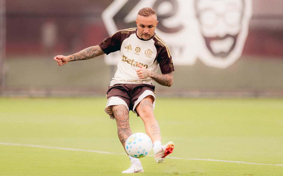Cebolinha faz treino com bola no Ninho do Urubu