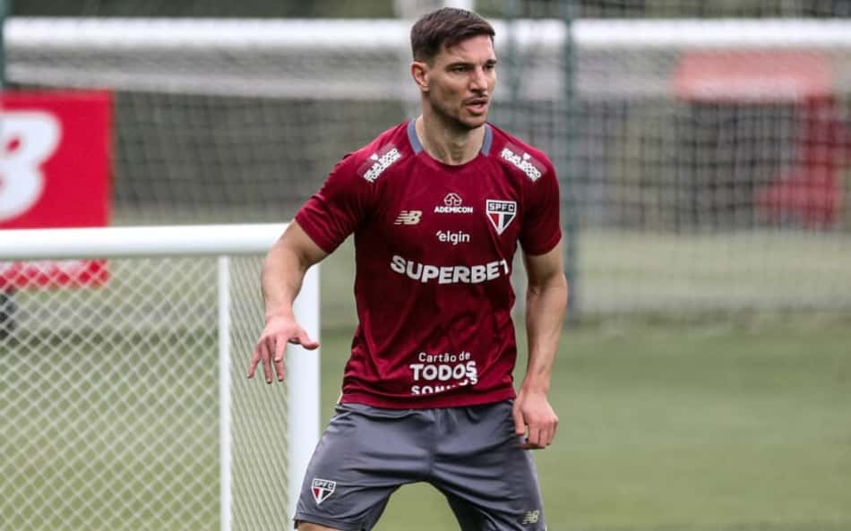 Cédric com a camisa do São Paulo