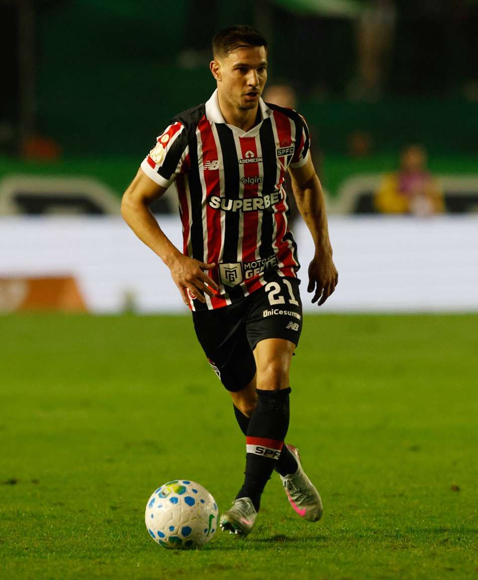 Cédric Soares durante São Paulo x Juventude em maio de 2026 (Foto: Rubens Chiri / São Paulo FC)