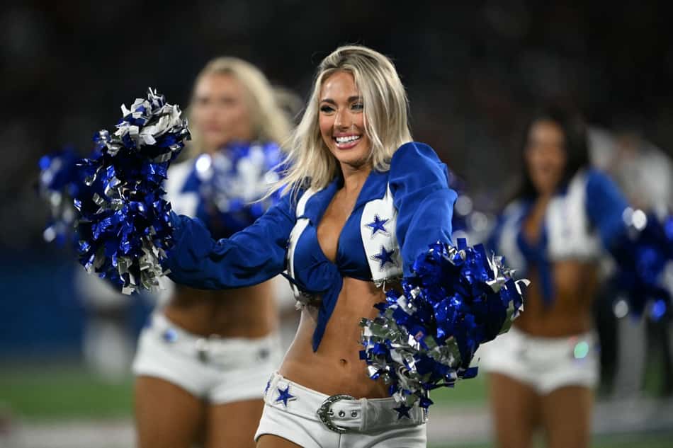 Cheerleader do Dallas Cowboys no NFL Rio Game (Photo by MAURO PIMENTEL / AFP)