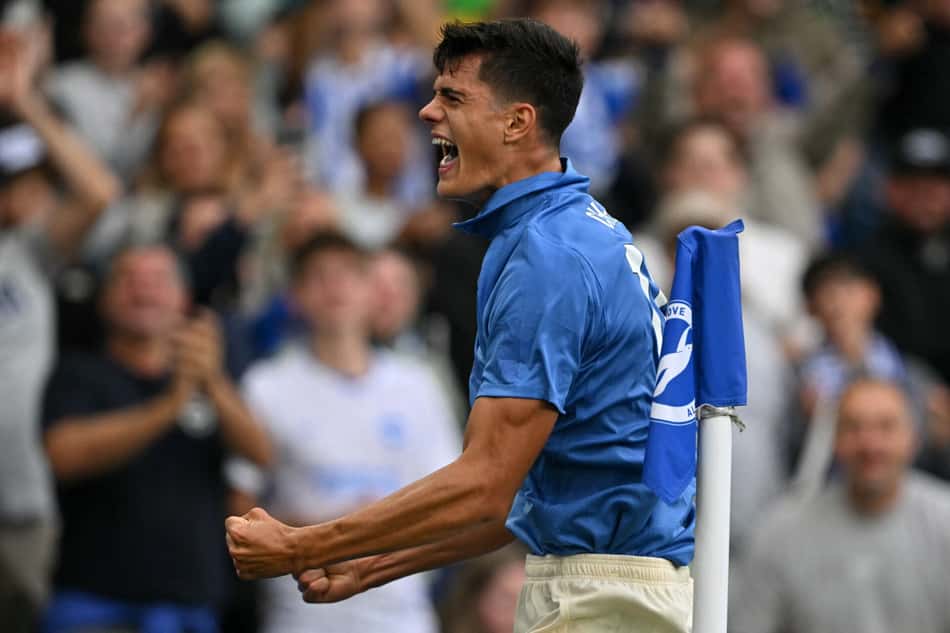 Chema Andrés comemora gol do Brighton sobre o Arsenal na Premier League