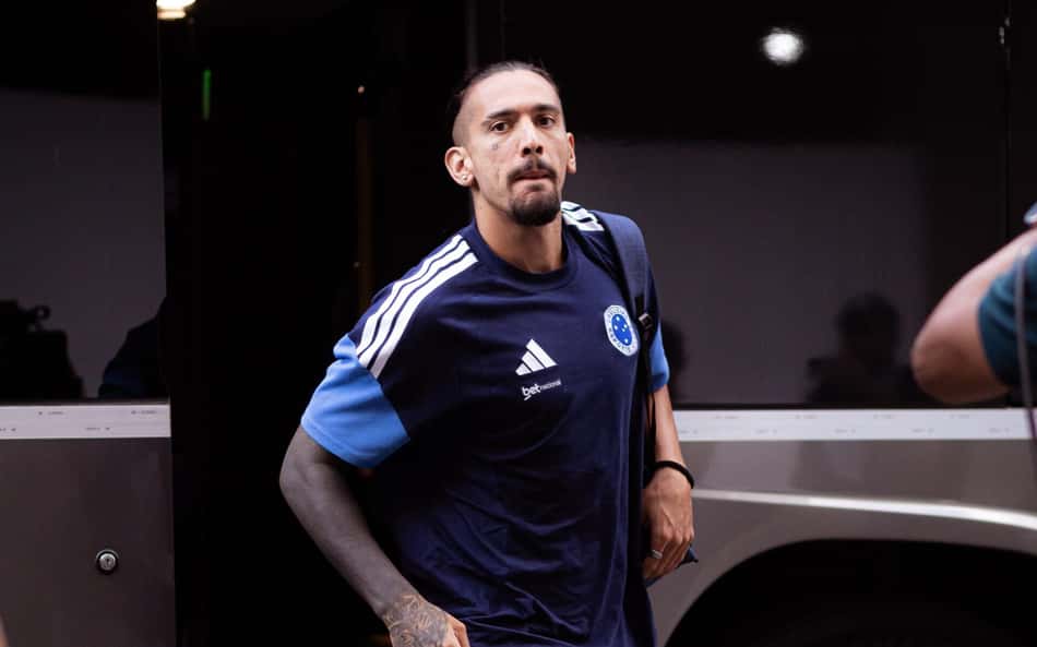 Chico da Costa descendo do ônibus