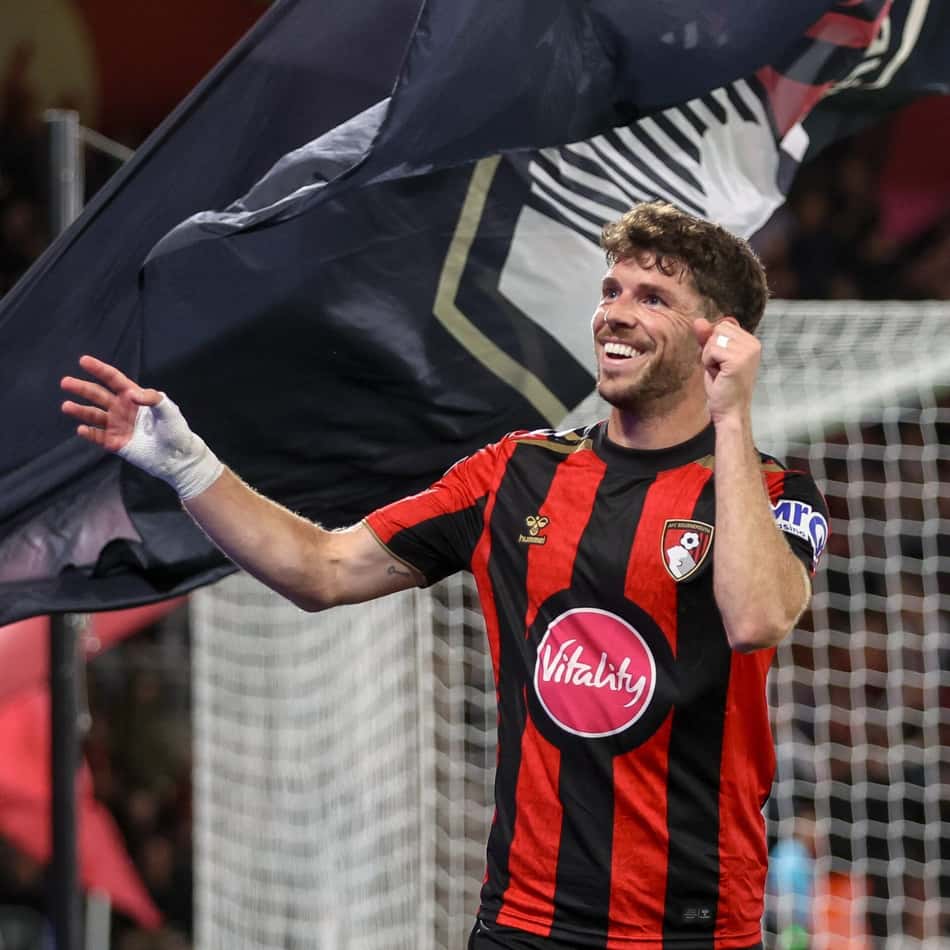 Meia escocês Ryan Christie comemora um dos seus três gols na partida contra o Lincoln City