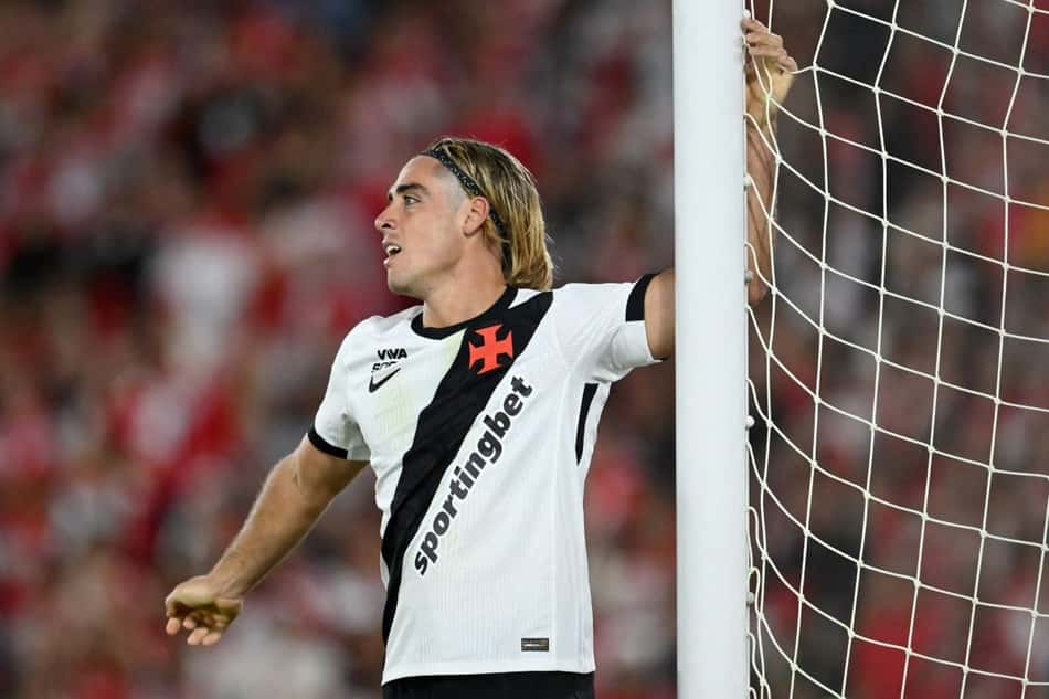 Spinelli em ação com a camisa do Vasco, em empate sem gols contra o Ind. Santa Fe