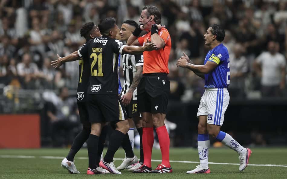 Decisão de Raphael Claus é fortemente contestada nas redes sociais por torcedores (Foto: Gilson Lobo/AGIF/Folhapress)