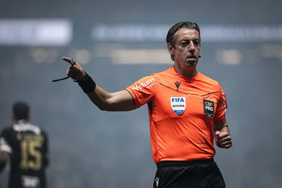 Torcedores reprovam cartão vermelho aplicado por Claus em Atlético x Cruzeiro (Foto: Luciano Brew/Agencia Enquadrar/Folhapress)