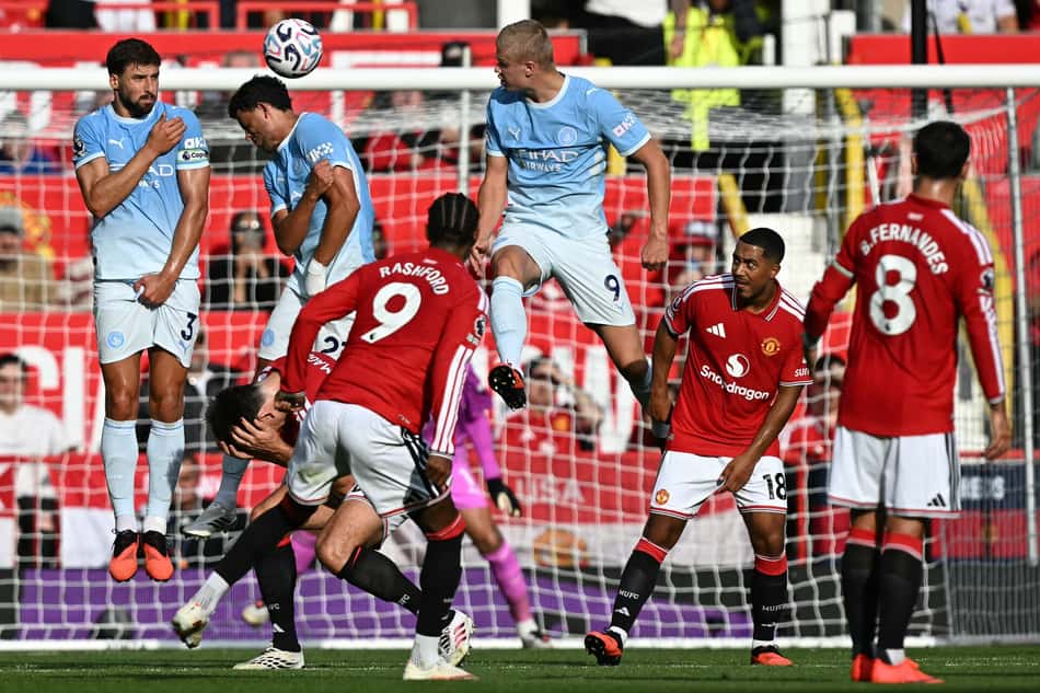 Jogadores do Manchester City se defendem de falta cobrada por Marcus Rashford, do Manchester United, pela Premier League. (Foto: Paul Ellis/AFP)