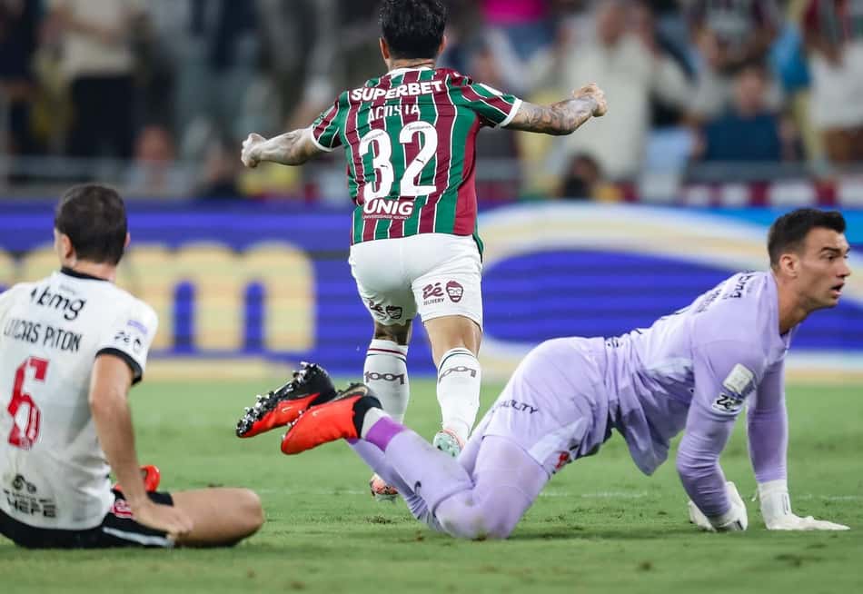 Com Lucas Piton e Léo Jardim desolados, Lucho Acosta comemora o gol da vitória do Fluminense sobre o Vasco (Foto: Marcelo Gonçalves/Fluminense)