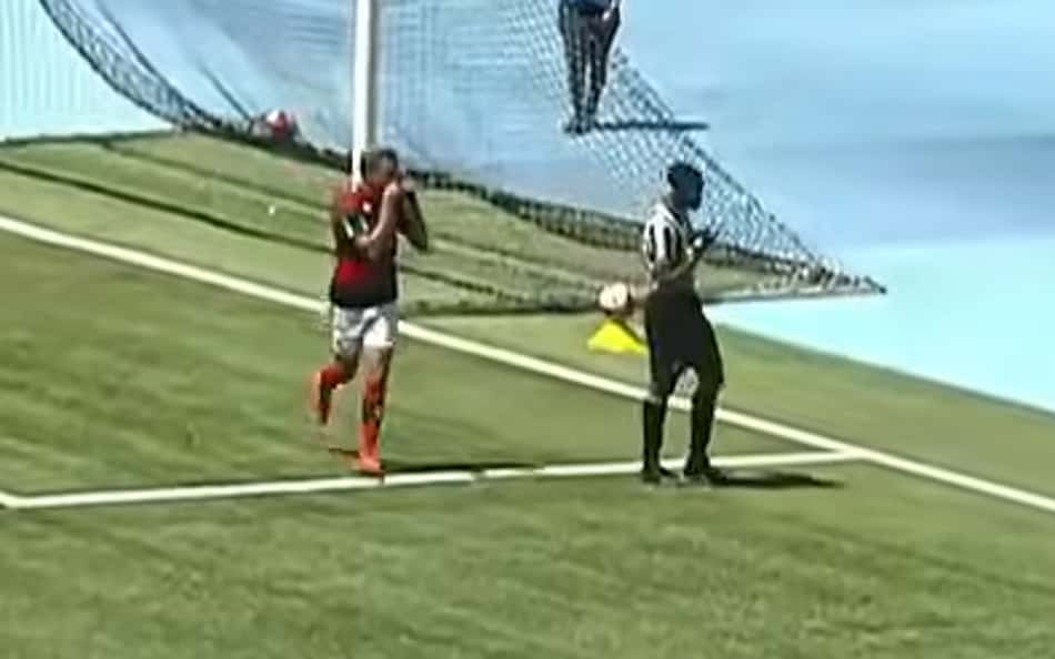 Josmar comemora gol do Flamengo contra o Botafogo na base