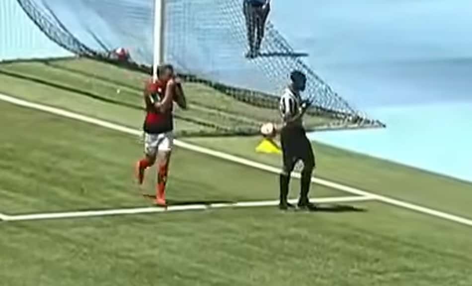 Josmar comemora gol do Flamengo contra o Botafogo na base