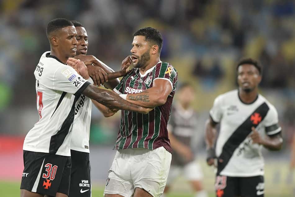 Hulk e Thiago Mendes discutem durante Fluminense x Vasco (Foto: Thiago Ribeiro/AGIF/Folhapress)
