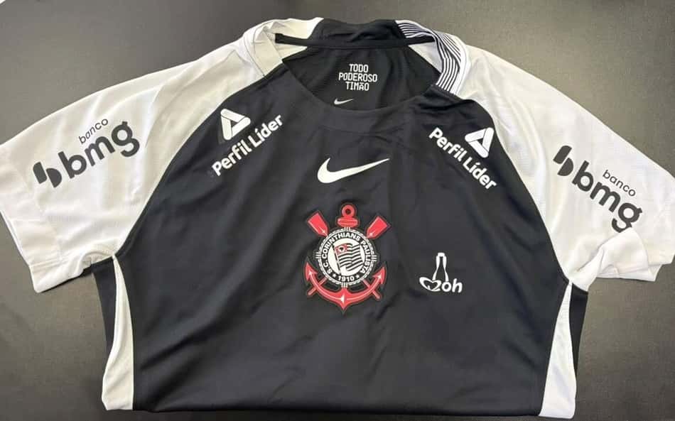 Uniforme do Corinthians com a marca