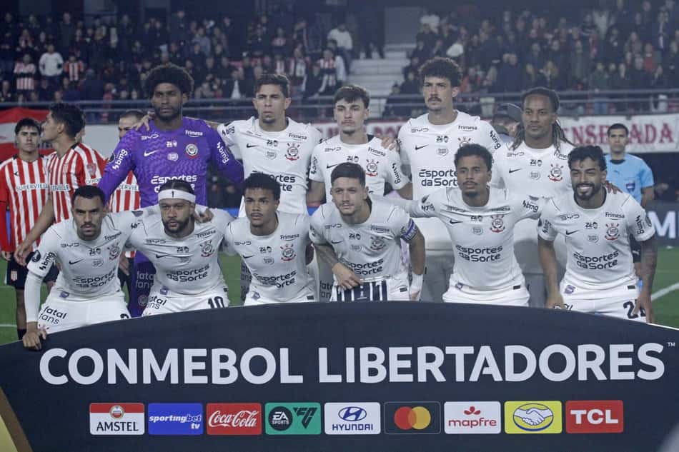 Jogadores do Corinthians durante partida contra o Estudiantes