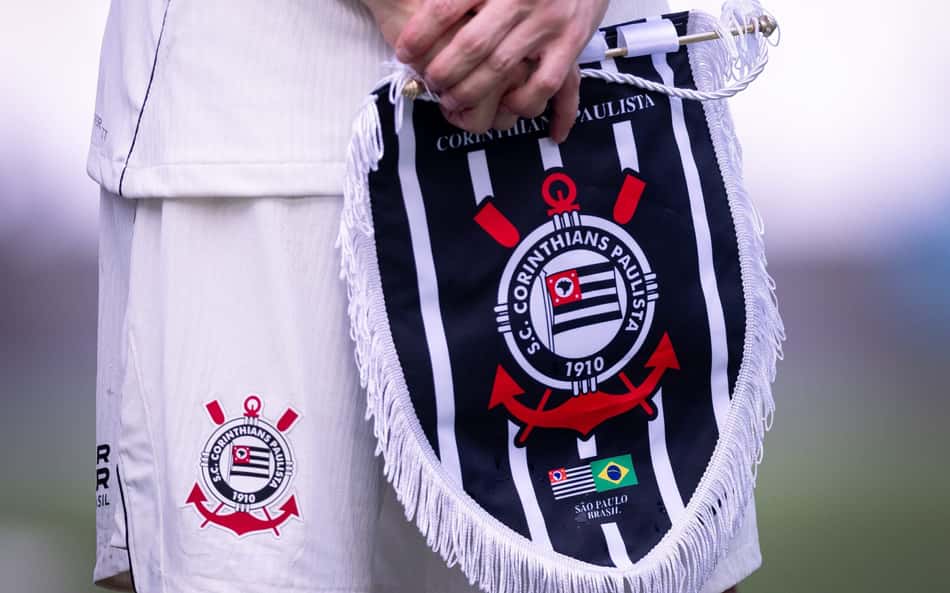 Flâmula do Corinthians nas mãos de Rodrigo Garro