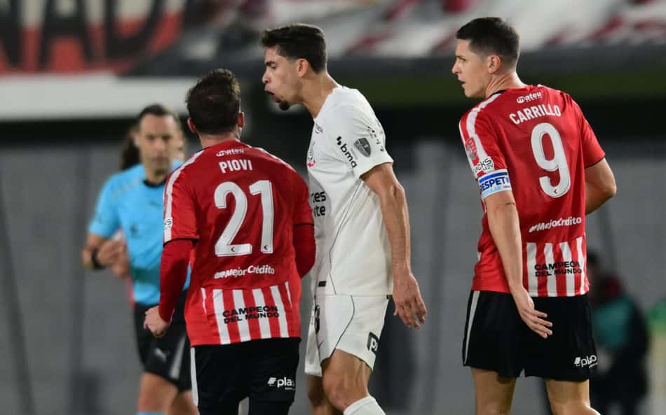 Ezequiel Piovi do Estudiantes de La Plata discute com Gabriel Paulista do Corinthians