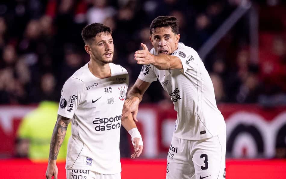 Rodrigo Garro e Gabriel Paulista em partida do Corinthians