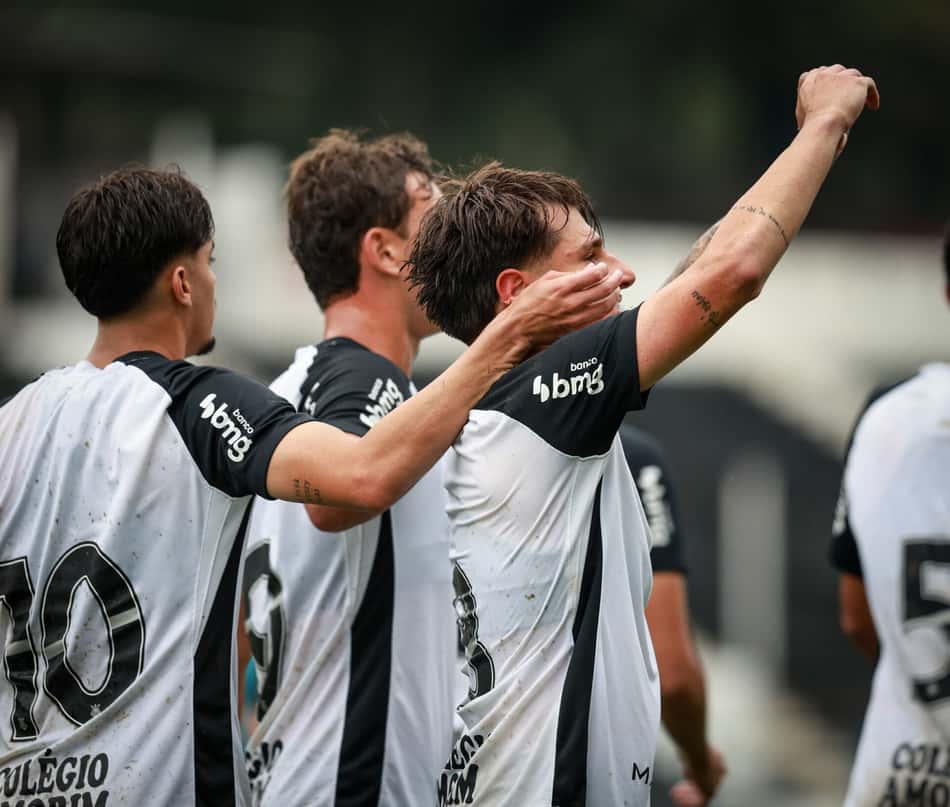 Elenco do Corinthians Sub-17 comemora vitória