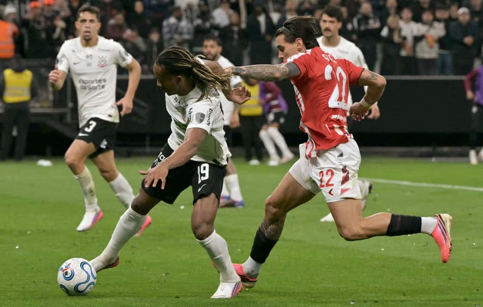 Carrillo durante disputa no meio-campo