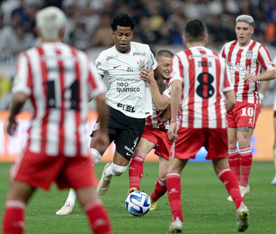 Zagueiro Gil durante a partida