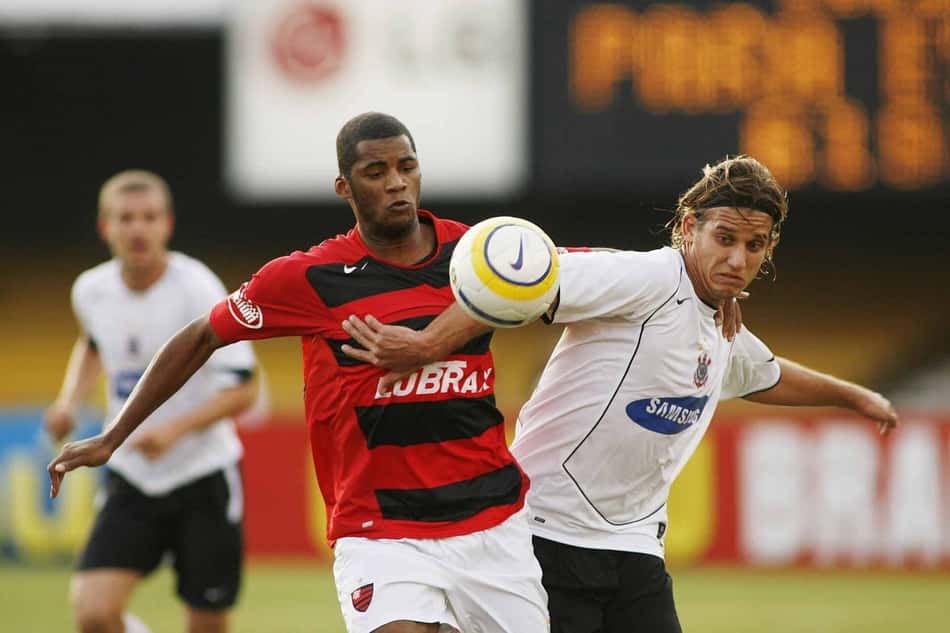 Atacante Rafael Moura, do Corinthians, disputa bola com o zagueiro Renato Silva, do Flamengo, pelo Campeonato Brasileiro de 2006