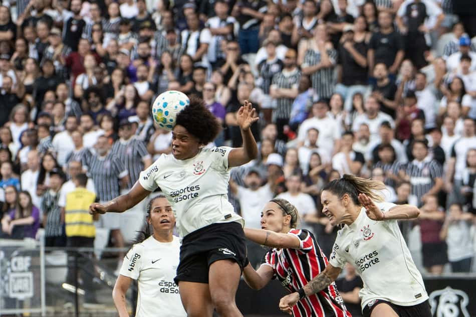 Duda Mineira, jogadora do Corinthians, disputa lance com Giovanna Crivelari, atleta do São Paulo durante partida no estádio Arena Corinthians pelo Campeonato Brasileiro Feminino 2026.