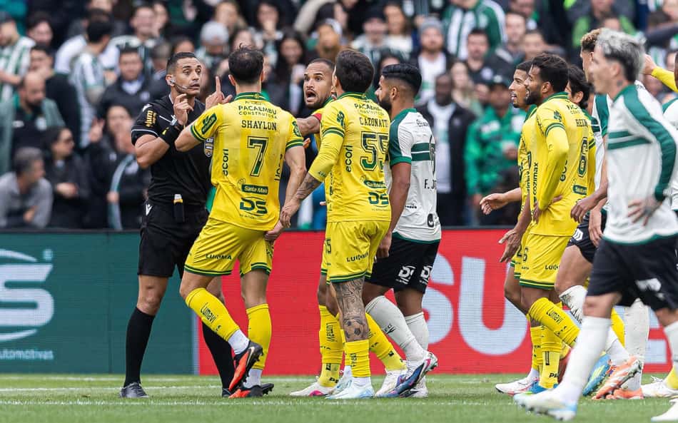 Reinaldo dispara sobre arbitragem: 'São uma perna danada'