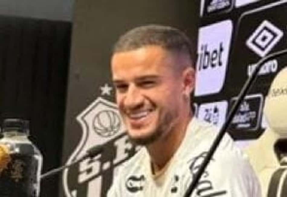 Coutinho durante a apresentação no Santos