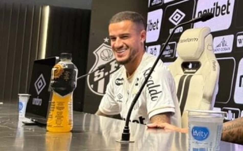 Coutinho durante a apresentação no Santos