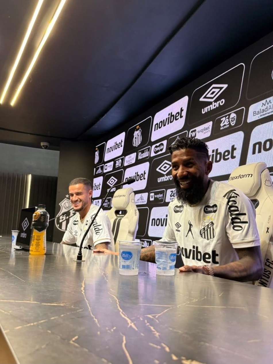 Coutinho e Rodinei durante a apresentação no Santos