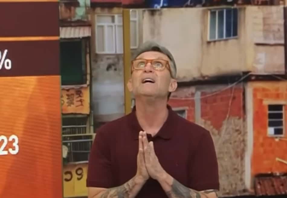 Neto com as mãos juntas e olhando para o céu