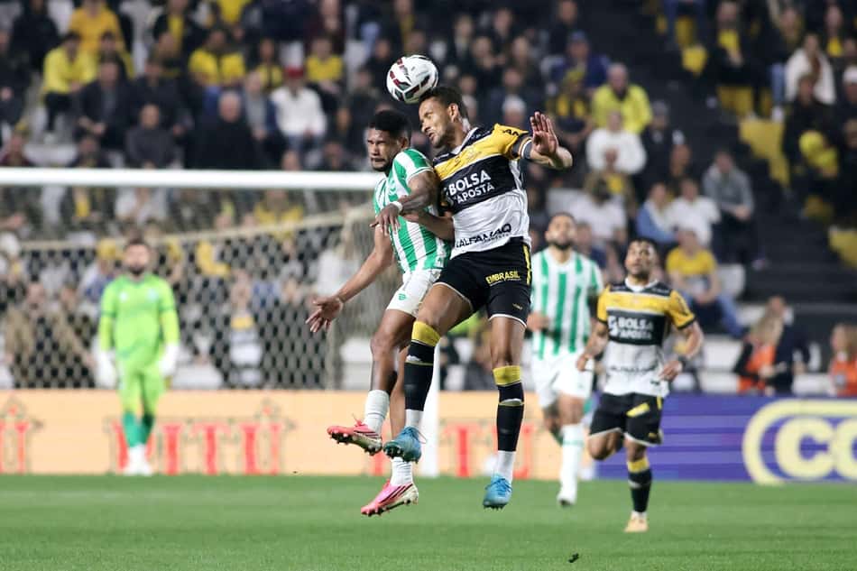Rodrigo, jogador do Criciuma, disputa lance com Aderlan jogador do Juventude durante partida no estadio Heriberto Hulse pelo campeonato Brasileiro B 2026.