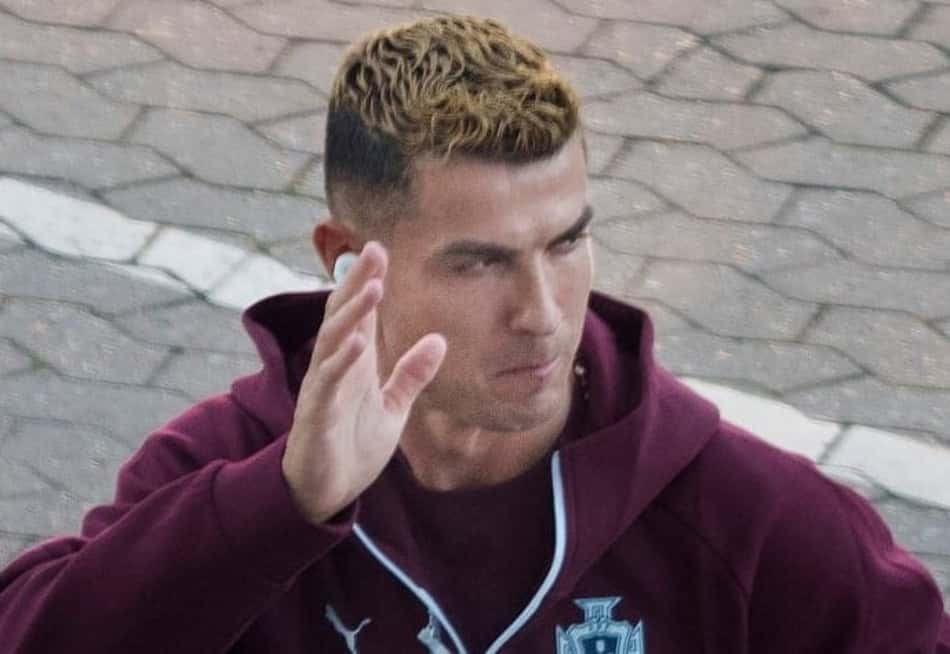 Cristiano Ronaldo acena para a torcida durante viagem na Data Fifa