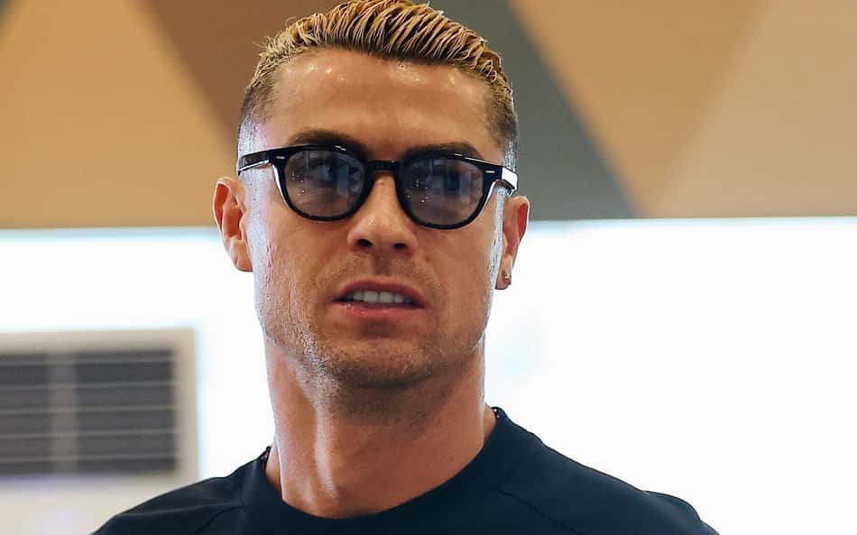 Cristiano Ronaldo de óculos escuros e camisa do Al-Nassr