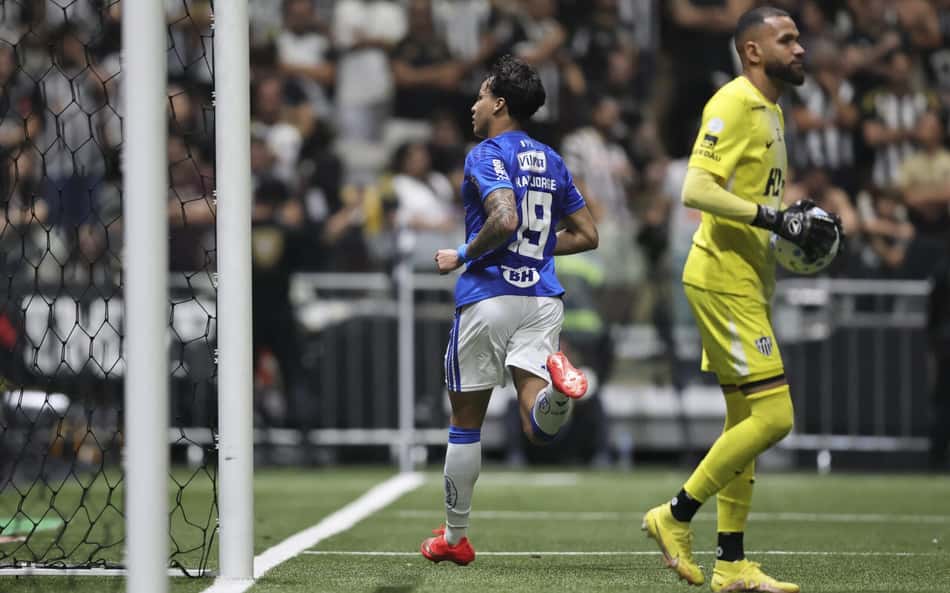 Cruzeiro abriu o placar, mas sofreu a virada no segundo tempo (Foto: Gilson Lobo/AGIF/Folhapress)