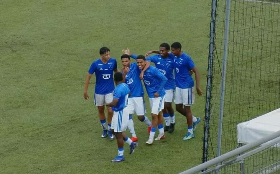 Cruzeiro comemora gol contra o CAP