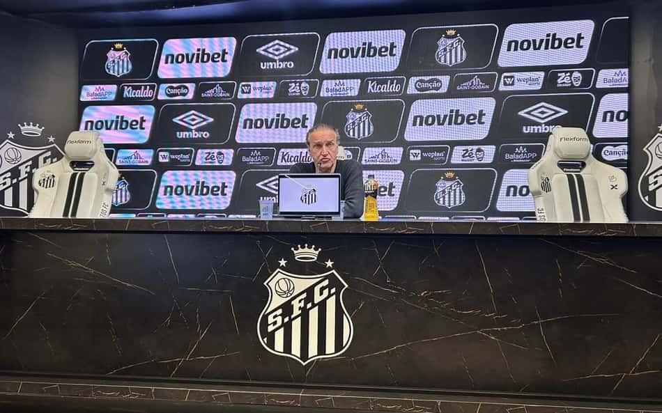 Cuca durante a entrevista coletiva após clássico contra o Palmeiras.