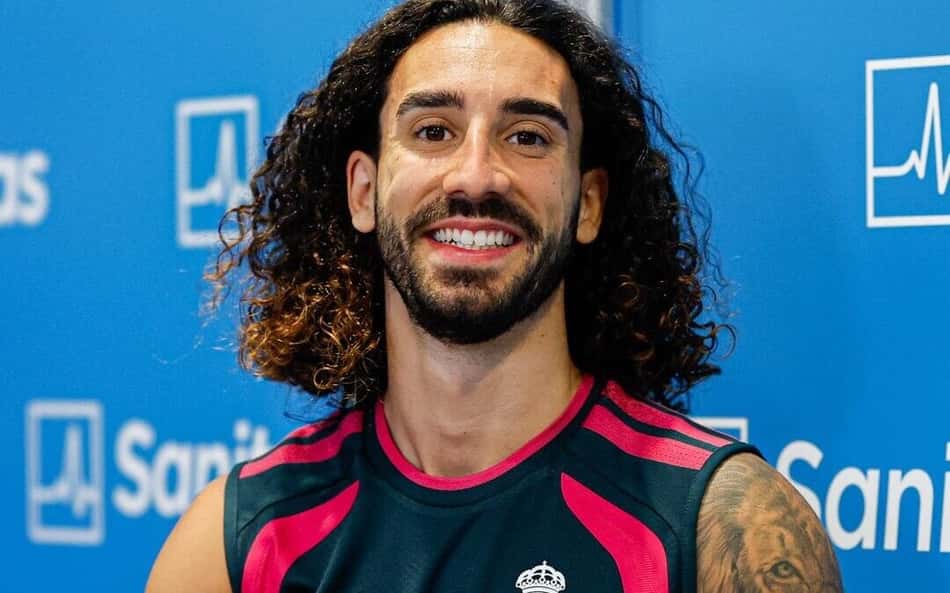 Cucurella faz sinal de positivo após realização de exames médicos no Real Madrid