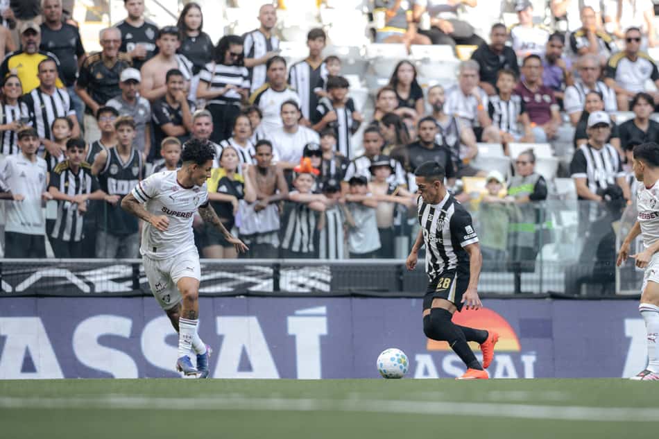 Cuello e Arana em Galo x Flu (Foto: Pedro Souza / Atlético)